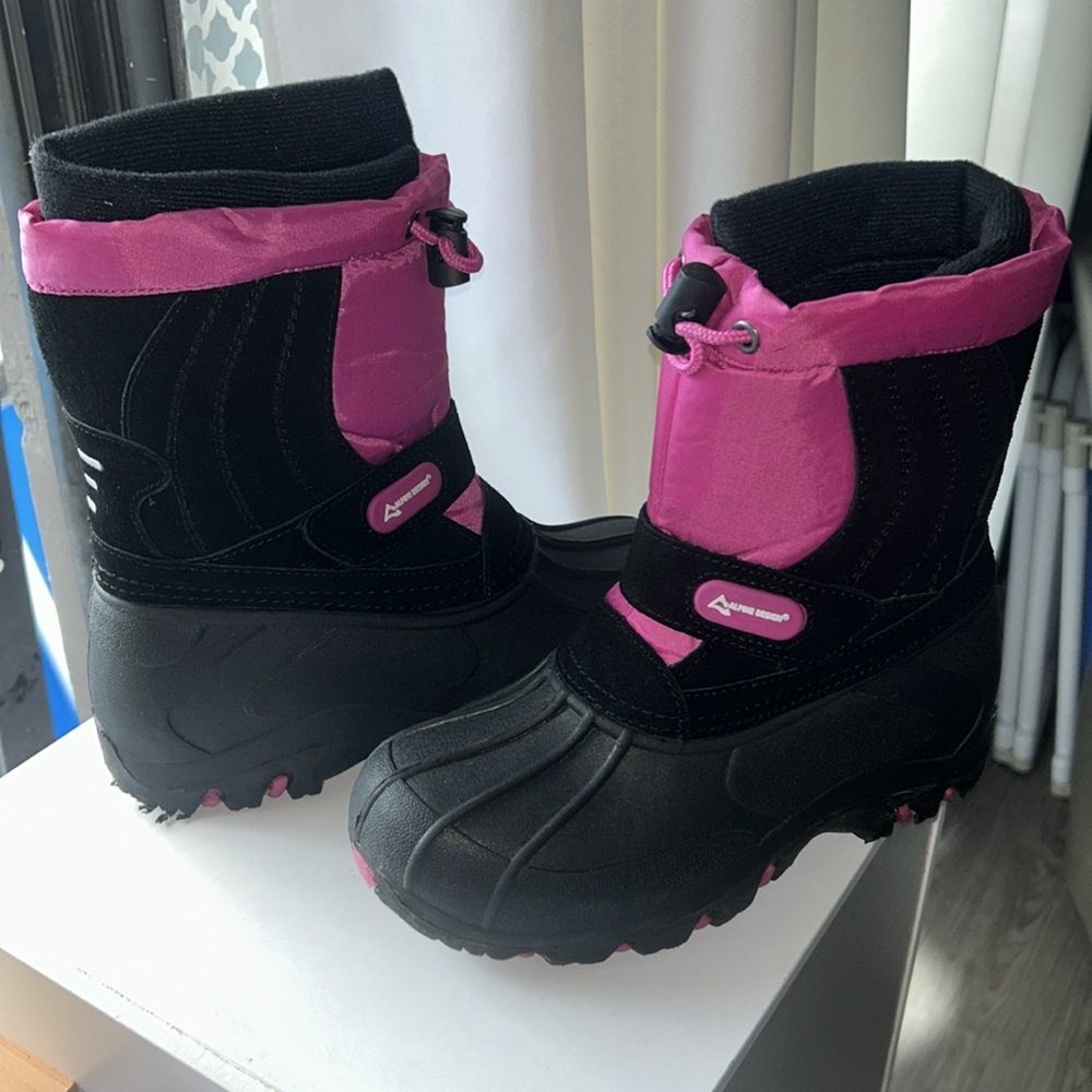 Alpine Design Girls’ Snowcrusher Boot in black and pink in size 3